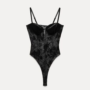 Contrasting velvet black bodysuit
